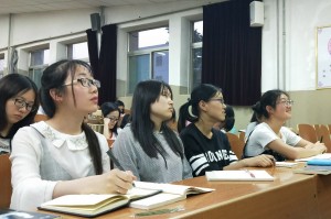 【文学】举办论文写作讲座